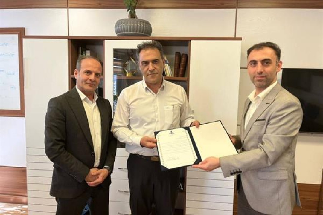 تقدیر دبیر مسئولیت اجتماعی صنعت پتروشیمی از شریفی تقدیر دبیر مسئولیت اجتماعی صنعت پتروشیمی از شریفی